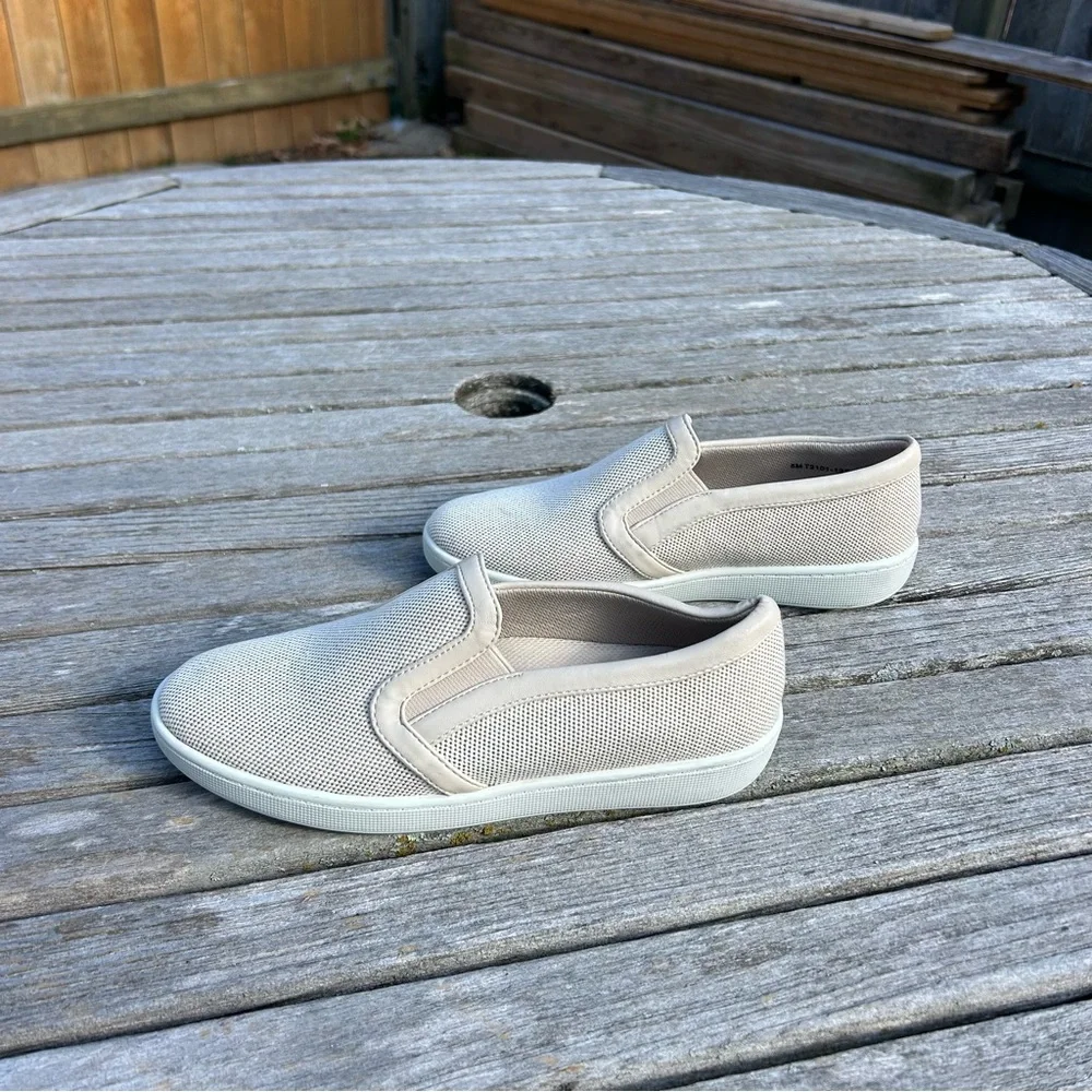 Trotters ‎ alright slip on shoes in cream size 5